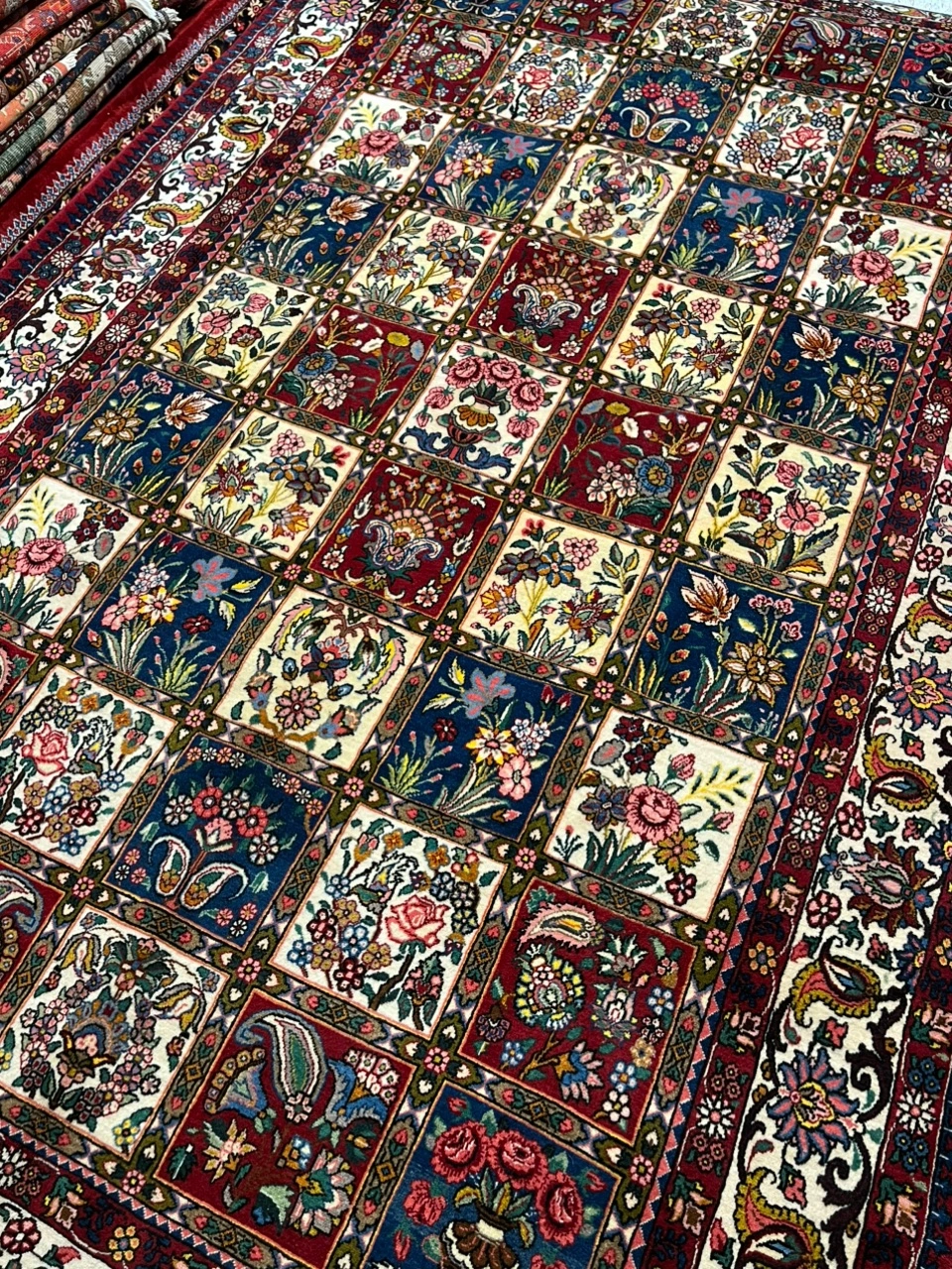 فرش دستباف شش متری بختیاری (نقشه خشتی الوان)